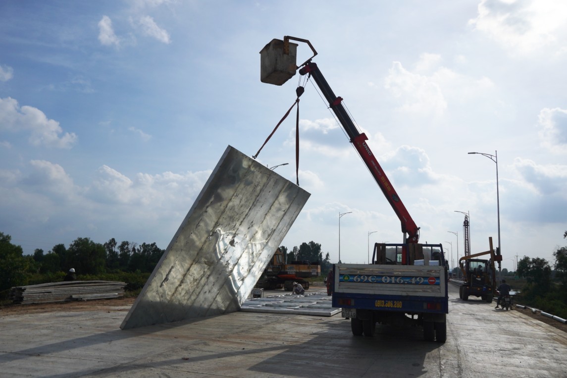 Ông Trần Văn Thi - Giám đốc Ban Quản lý dự án (QLDA) Mỹ Thuận - cho cho biết, sau khi đoạn cao tốc Cần Thơ - Hậu Giang được thông xe, đoạn Hậu Giang - Cà Mau đang được đẩy nhanh tiến độ và dự kiến đưa vào khai thác trước Tết Dương lịch 2026, nhằm đáp ứng nhu cầu đi lại tăng cao của người dân trong dịp Tết.