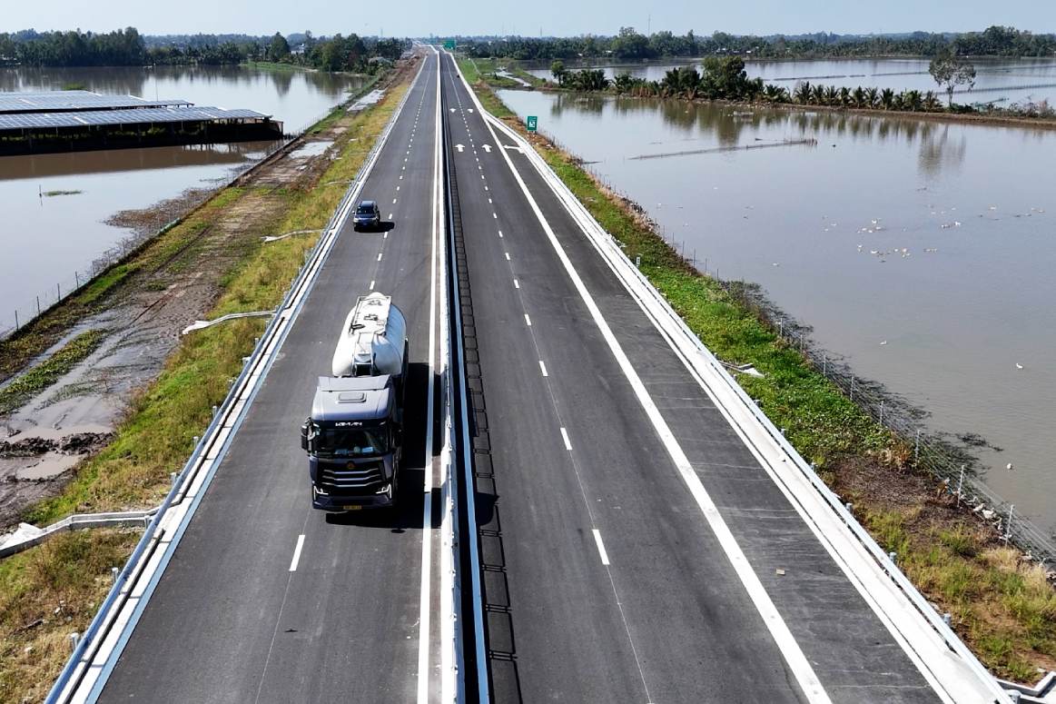 Dự án cao tốc Cần Thơ - Cà Mau có chiều dài tuyến chính 110,85km, với tổng mức đầu tư hơn 27.500 tỉ đồng, được khởi công ngày 1.1.2023, do Ban QLDA Mỹ Thuận làm chủ đầu tư.