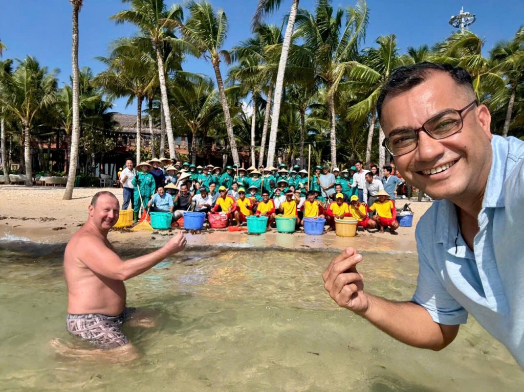 Du khách quốc tế hào hứng tham gia chiến dịch làm sạch bãi biển Du khách quốc tế hào hứng tham gia chiến dịch làm sạch bãi biển