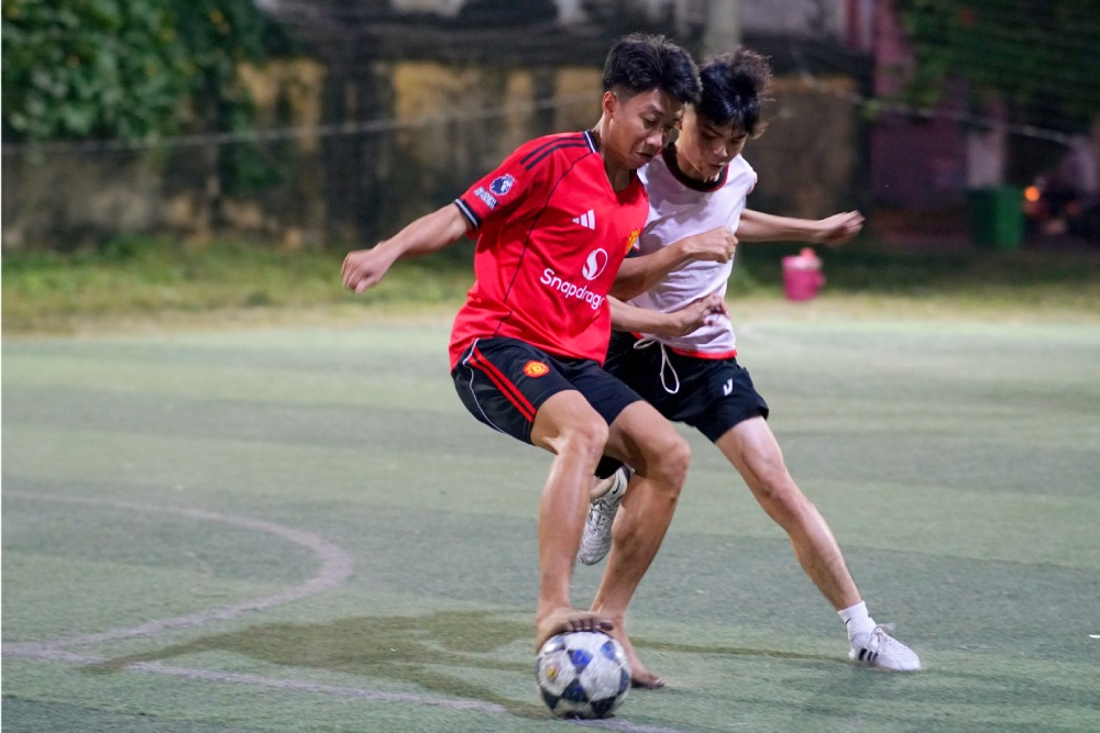 Pha tranh bóng quyết liệt giữa các vận động viên tại Hội thao CNLĐ An Giang Samho. Ảnh: Cẩm Tú