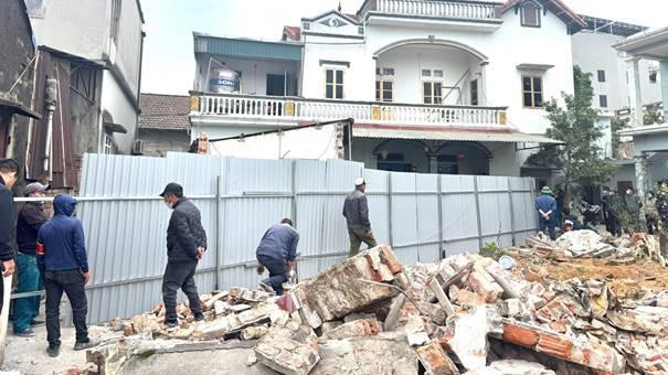 Xã An Khánh tổ chức cưỡng chế những hộ dân không chịu bàn giao mặt bằng đường Vành đai 4. Ảnh: Văn Thanh