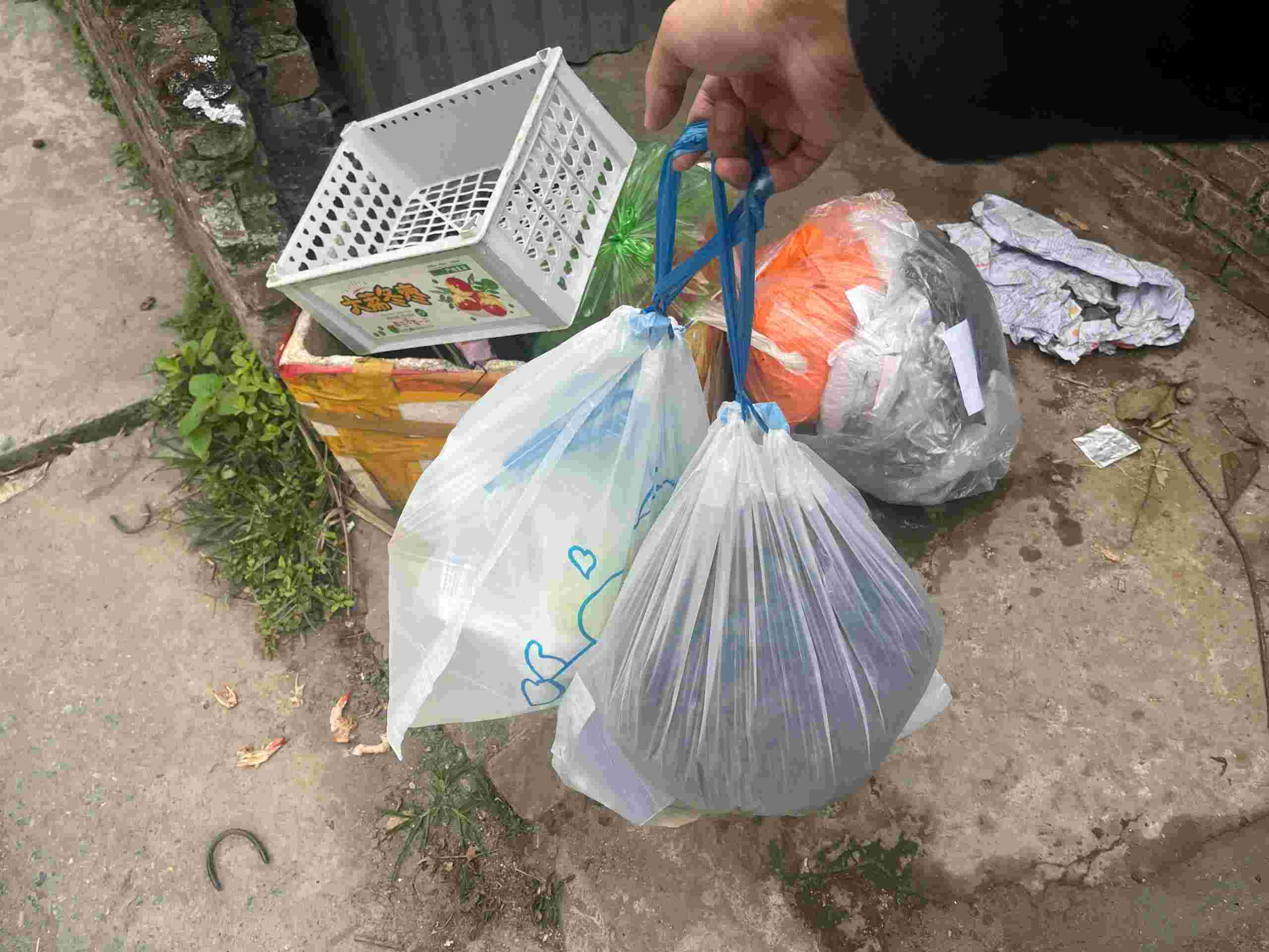 Người dân vẫn mơ hồ trước thời điểm Hà Nội bắt buộc phân loại rác tại nguồn. Ảnh: Khánh An