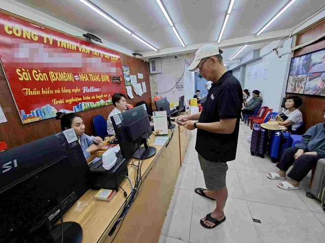 Xe khách Tết hết vé, xe ngoài bến tăng giá cao