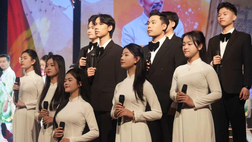 Chương trình đem đến những tiết mục nghệ thuật đặc sắc ca ngợi tinh thần yêu nước