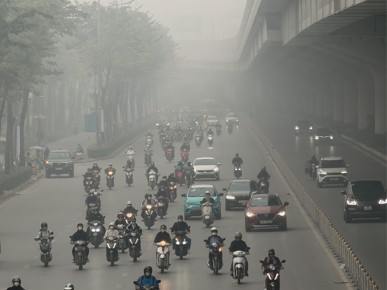 Ghi nhận lúc 9h tại đường Phạm Văn Đồng, không khí ô nhiễm mù mịt, che khuất tầm nhìn của các phương tiện tham gia giao thông. Ảnh: Việt Anh