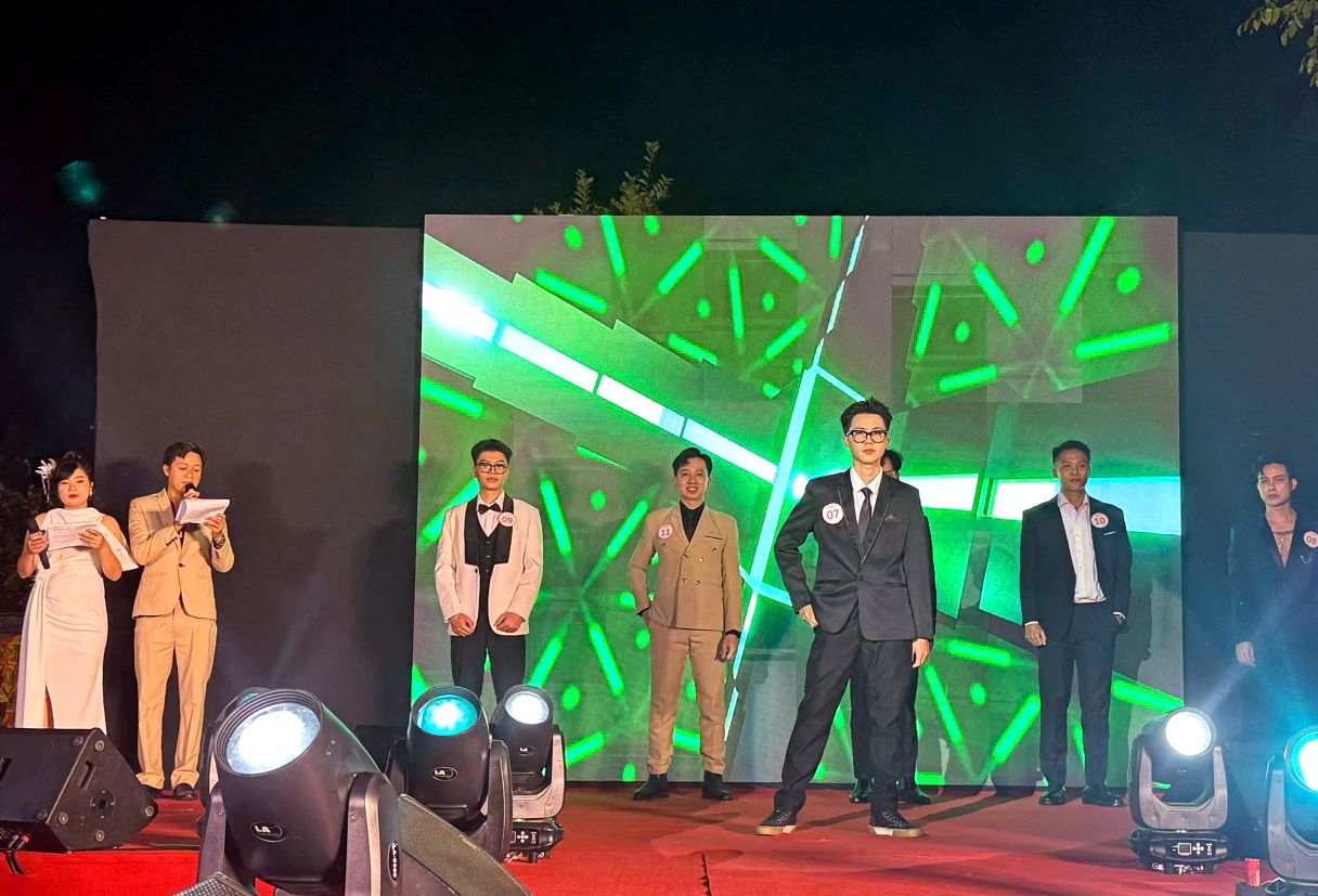 Nam đoàn viên trong trang phục lịch lãm. Ảnh: Thanh Mai