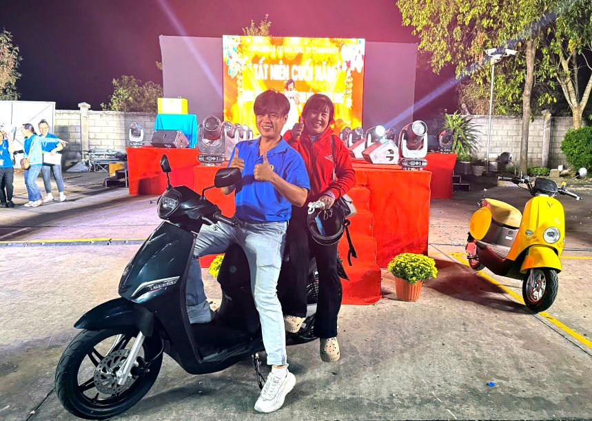 Xe máy điện là một trong số nhiều phần thưởng có tổng giá trị hơn 200 triệu đồng được tổ chức cho đoàn viên tham gia bốc thăm trúng thưởng. Ảnh: Thanh Mai