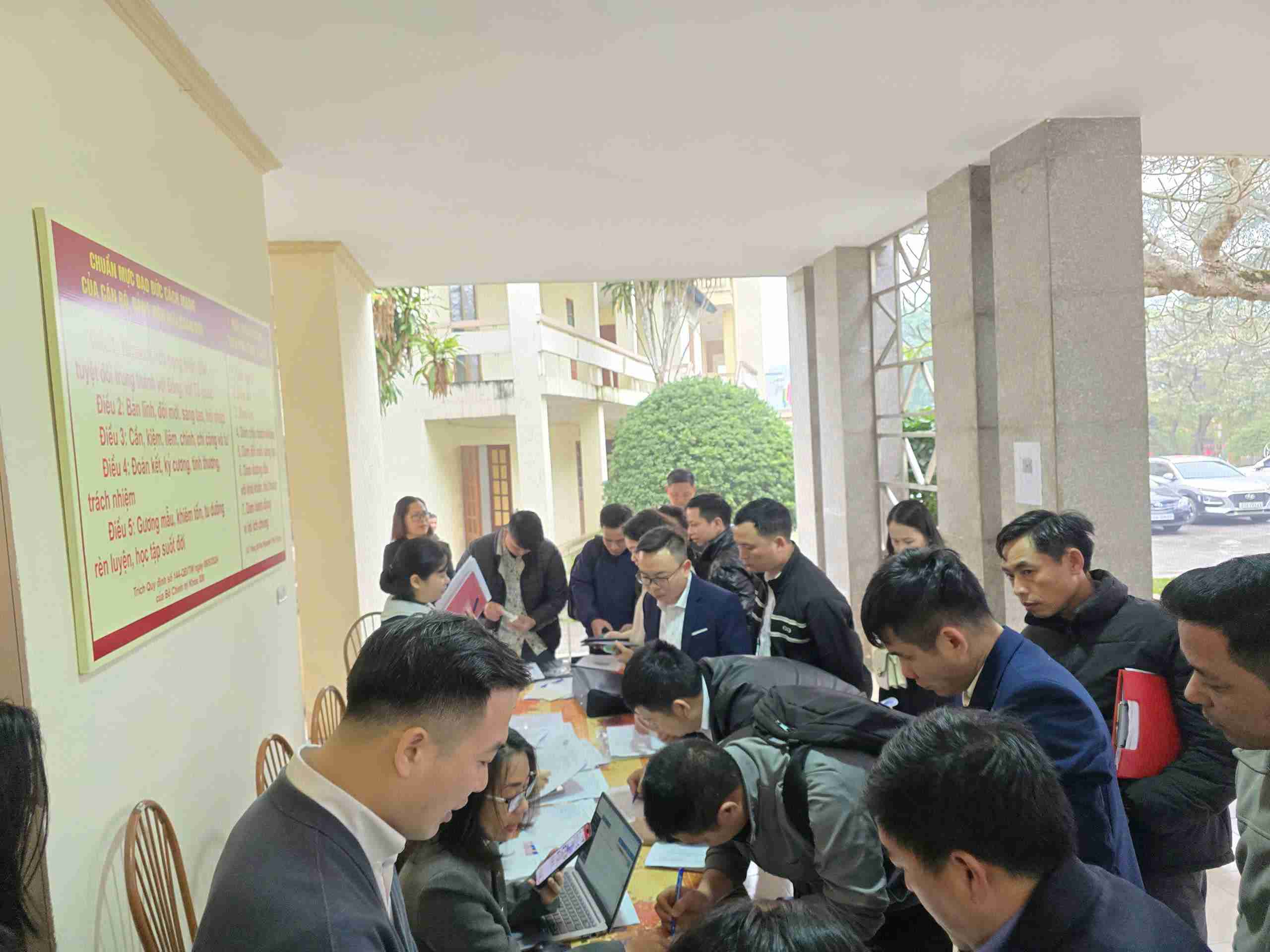 Đông đảo các học viên là cán bộ cấp xã, phường tham gia lễ khai giảng. Ảnh: Duy Dũng