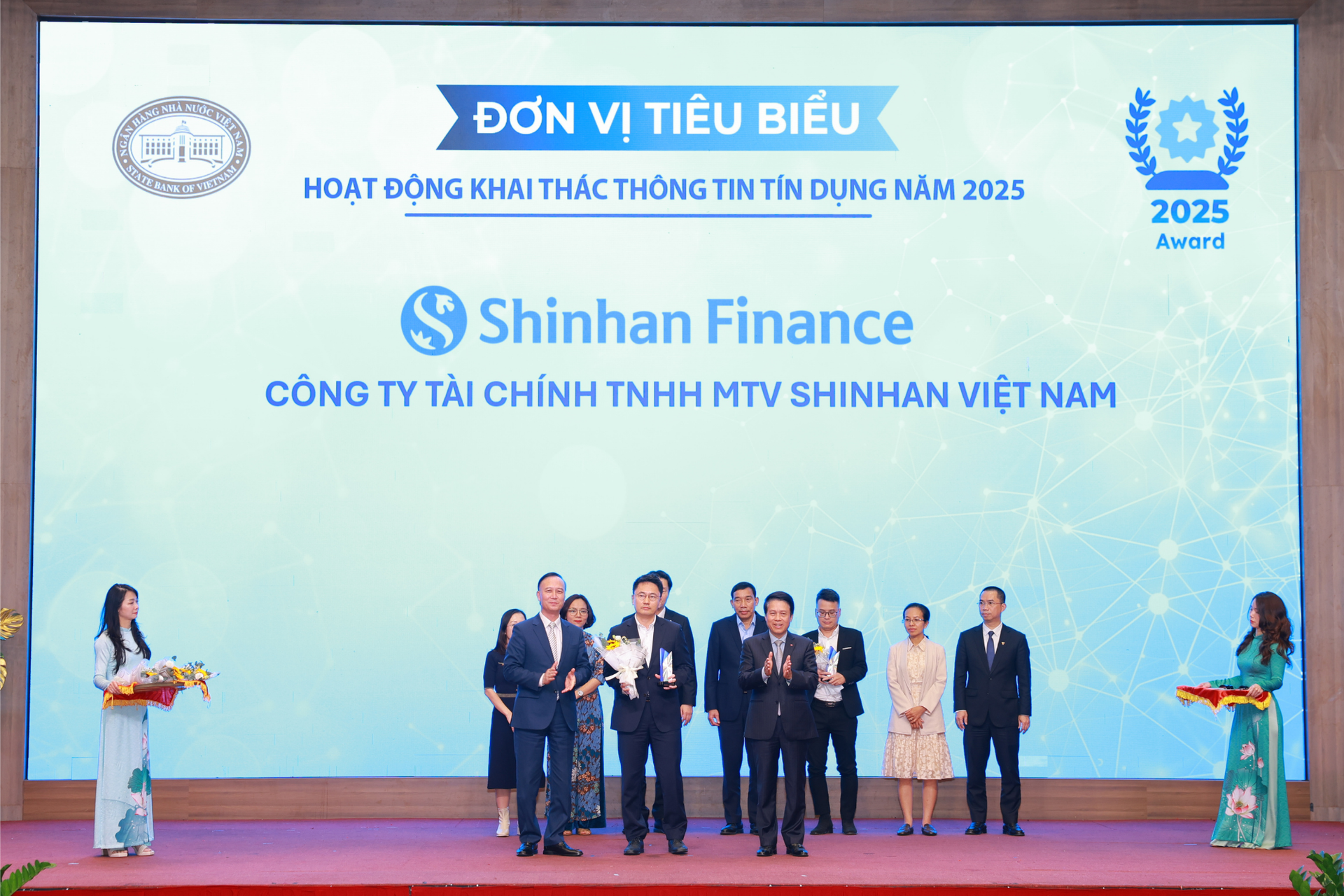 svfc-vinh-danh-don-vi-tieu-bieu-hoat-dong-thong-tin-tin-dung-2025.png