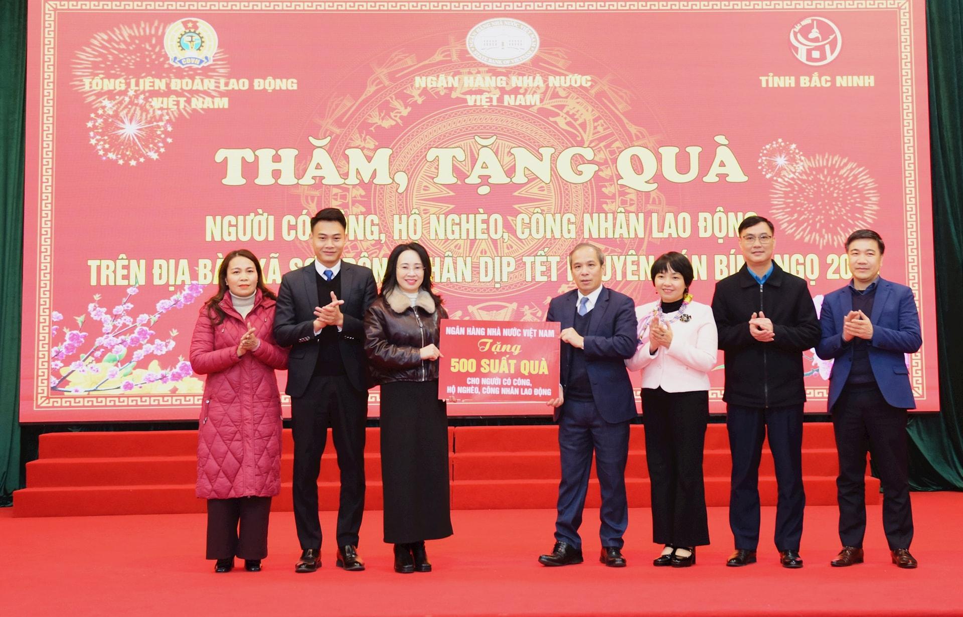 10.2-2-nganh-ngan-hang-trao-qua-nghia-tinh-toi-nguoi-co-cong-ho-ngheo.jpg