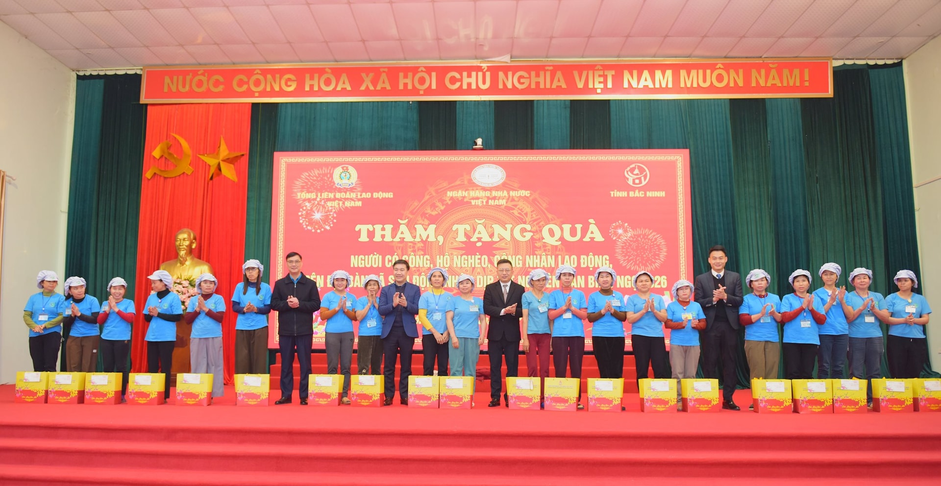 10.2-5-nganh-ngan-hang-trao-qua-nghia-tinh-toi-nguoi-co-cong-ho-ngheo.jpg