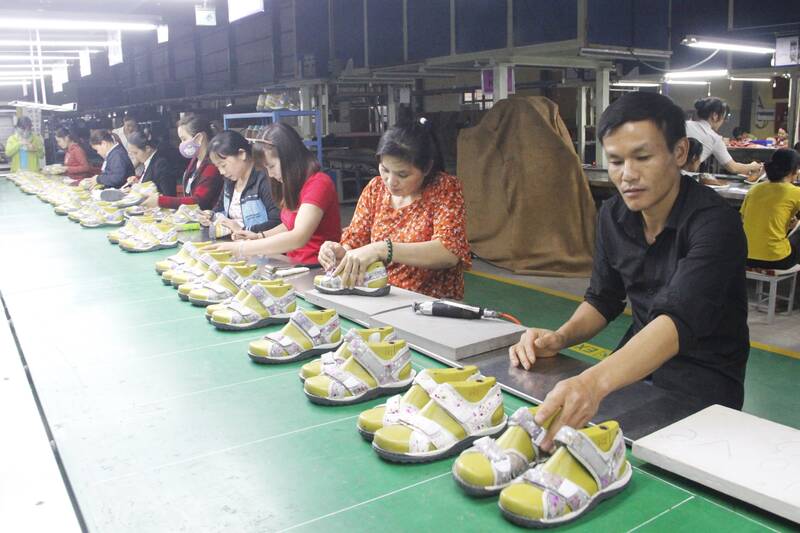 Công nhân Công ty CP Giầy Ngọc Hà, xã Phù Yên, tỉnh Sơn La phấn khởi quay lại sản xuất trong ngày đầu năm mới. Ảnh: Trường Sơn