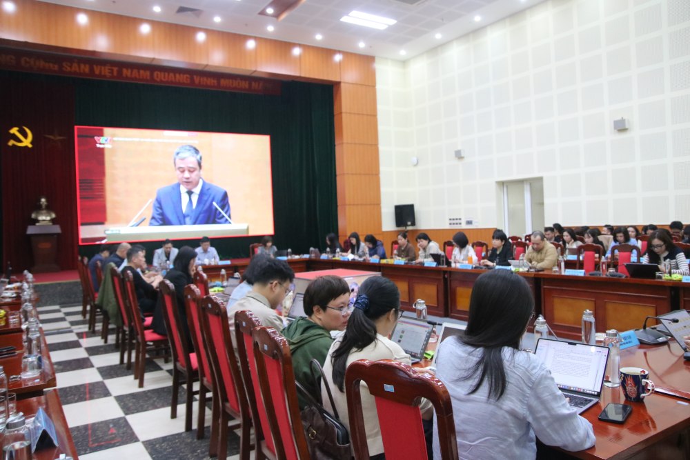 Các đại biểu nghe quán triệt và triển khai các Nghị quyết của Bộ Chính trị tại điểm cầu trực tuyến Báo Lao Động.