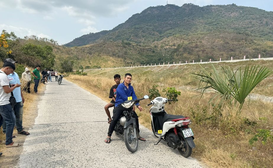 Cơ quan Công an tổ chức khám nghiệm hiện trường vụ án. Ảnh: Vũ Tiến