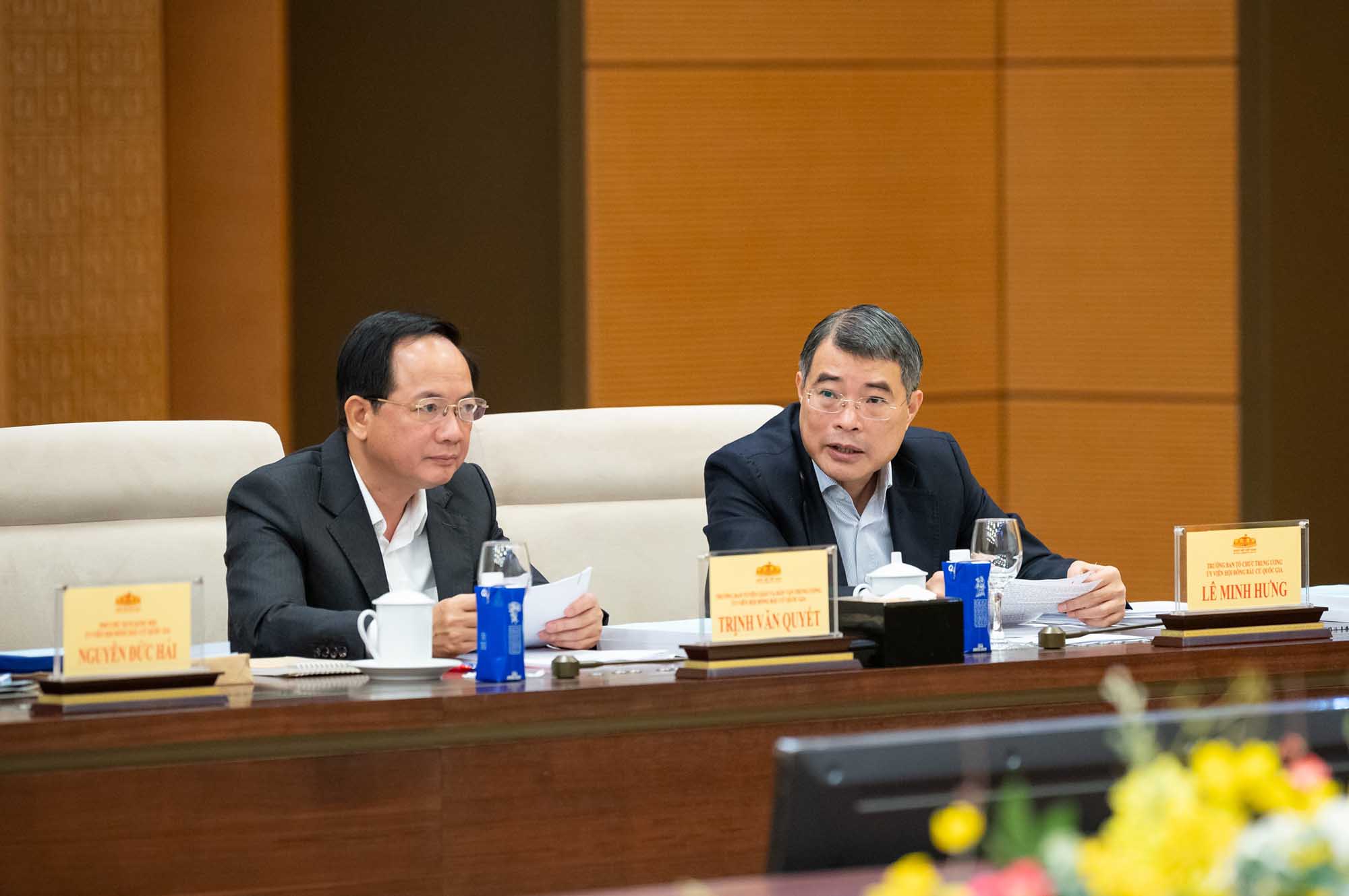 Ủy viên Bộ Chính trị, Trưởng Ban Tổ chức Trung ương Lê Minh Hưng và Ủy viên Bộ Chính trị, Trưởng Ban Tuyên giáo và Dân vận Trung ương Trịnh Văn Quyết dự Hội nghị. Ảnh: Phạm Thắng.