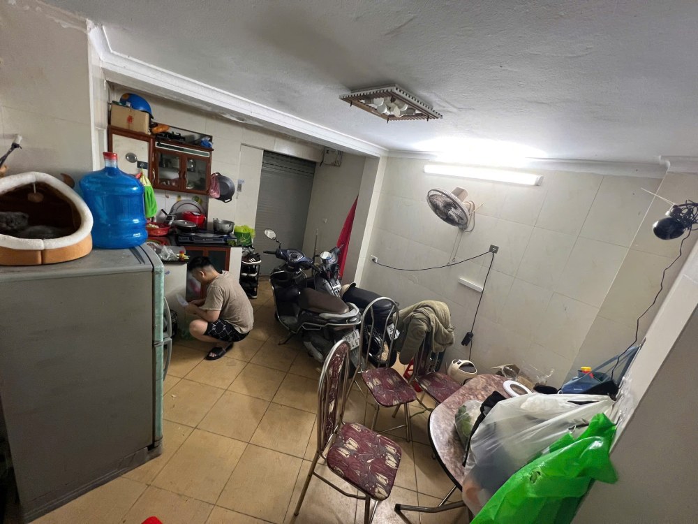 Với mức lương 10 triệu đồng/tháng, anh Đoàn Văn Đức phải tằn tiện mới đủ sống. Ảnh: NVCC