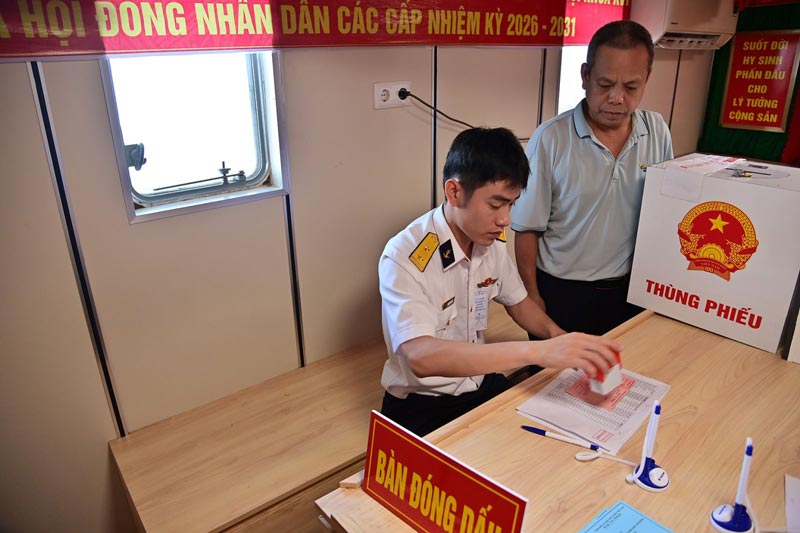 Cử tri Tàu Hải An 68 hoàn thành quyền và nghĩa vụ công dân. Ảnh: Văn Đường