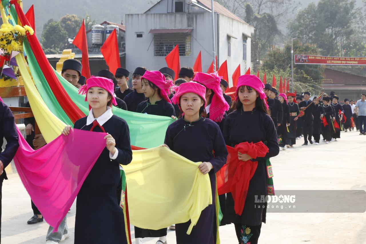 Những thiếu nữ xinh đẹp mặc trang phục truyền thống rước lễ tại Lễ hội. Ảnh: Văn Đức