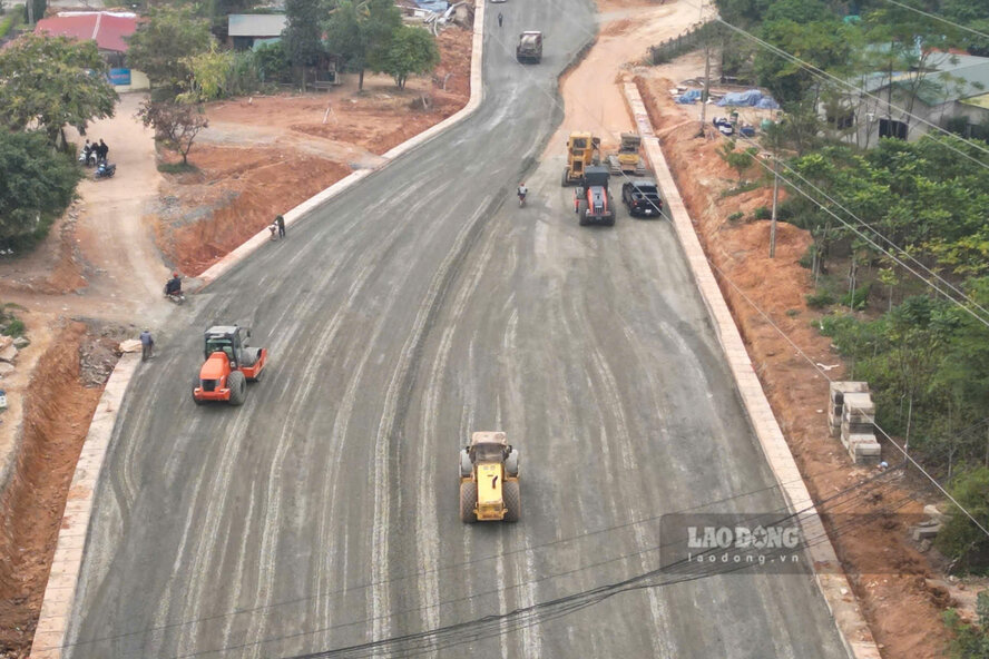 Thi công đường liên vùng kéo dài. Ảnh: Tô Công