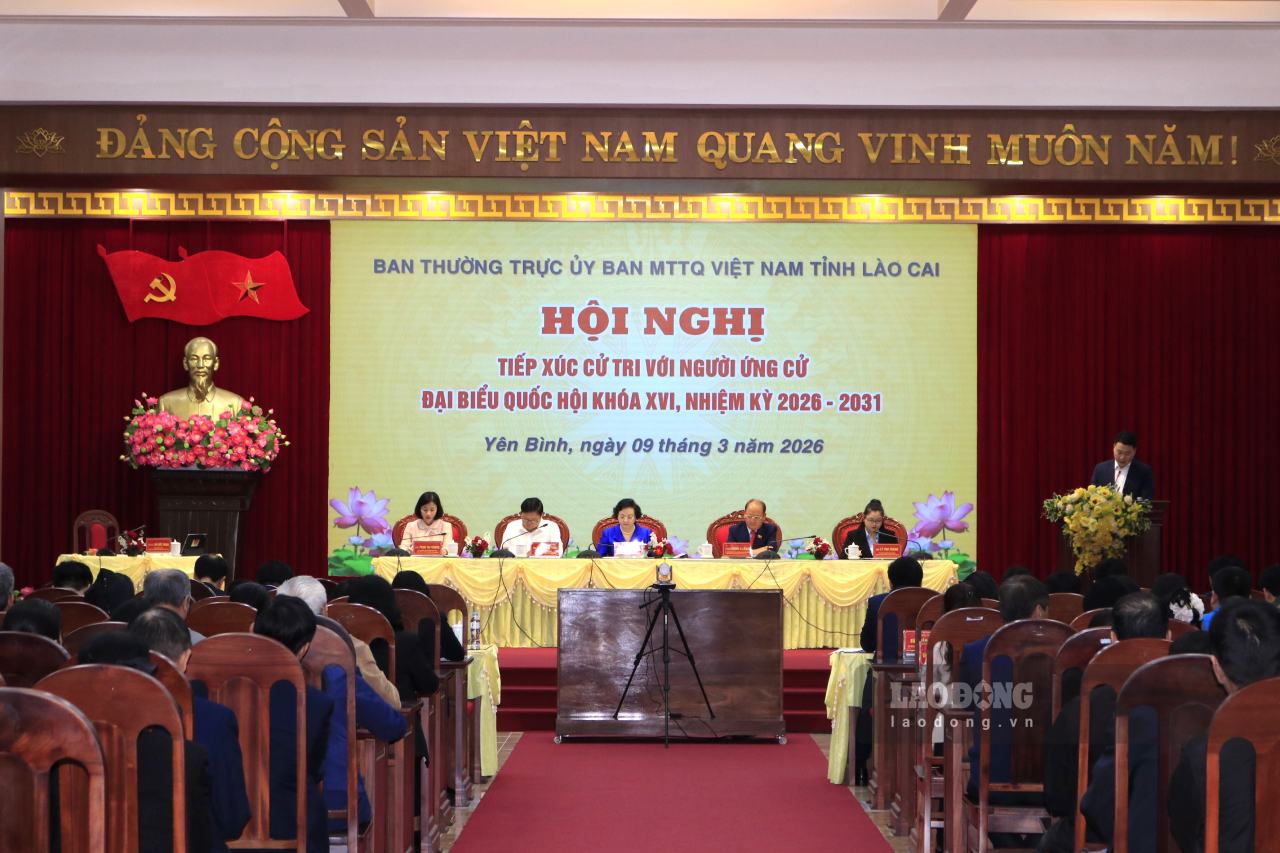 Các đại biểu lãnh đạo tỉnh Lào Cai và cử tri tham gia Hội nghị. Ảnh: Văn Đức