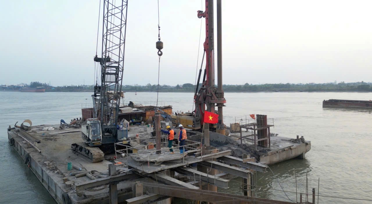 Công nhân, kỹ sư thi công các hạng mục cầu vượt sông Trà Lý thuộc dự án tuyến đường từ phường Thái Bình đi phường Phố Hiến. Ảnh: Lương Hà