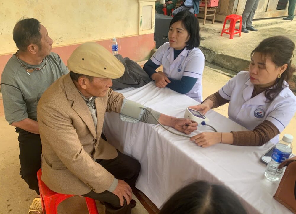 Tổ chức khám sức khỏe cho cử tri ngay tại điểm bầu cử. Ảnh: Ngọc Anh