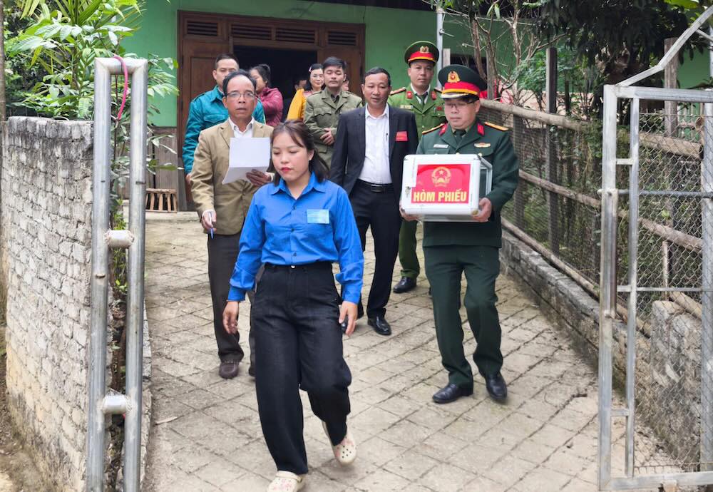 Hòm phiếu đi vào từng nhà dân yếu thế. Ảnh: Ngọc Anh