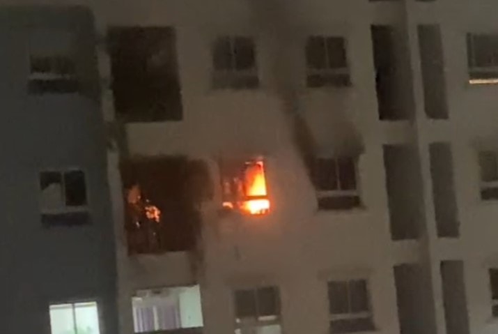 Hà Nội: Cháy chung cư lúc rạng sáng do chập điện. Ảnh: Nguyễn Phong