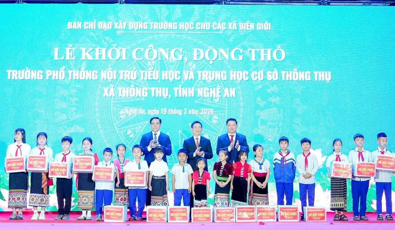 Phó Thủ tướng Chính phủ Hồ Đức Phớc và các đồng chí lãnh đạo tỉnh đã trao quà cho 30 em học sinh vượt khó học giỏi theo đề xuất của Hiệu trưởng. Ảnh: Phạm Bằng