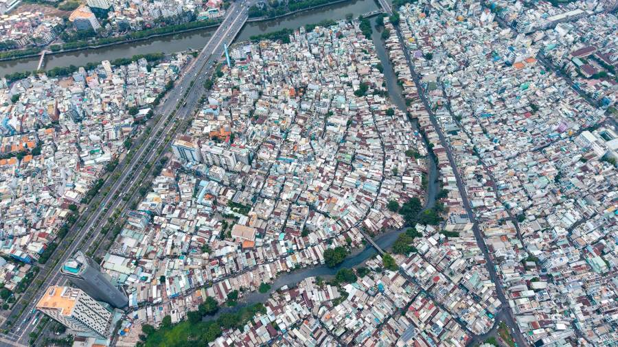 Nhìn từ trên cao khu vực rạch Xuyên Tâm giao với kênh Nhiêu Lộc - Thị Nghè thuộc gói XL01. Dòng rạch bị che khuất bởi nhà cửa san sát và cây xanh, chưa có dấu hiệu thi công