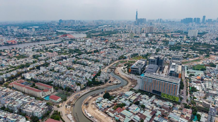 Nhìn từ trên cao, công trường gói thầu XL03 đoạn qua Trường Đại học Văn Lang hoạt động nhộn nhịp với máy xúc, xe cẩu bám sát mép rạch. Ảnh: Anh Tú