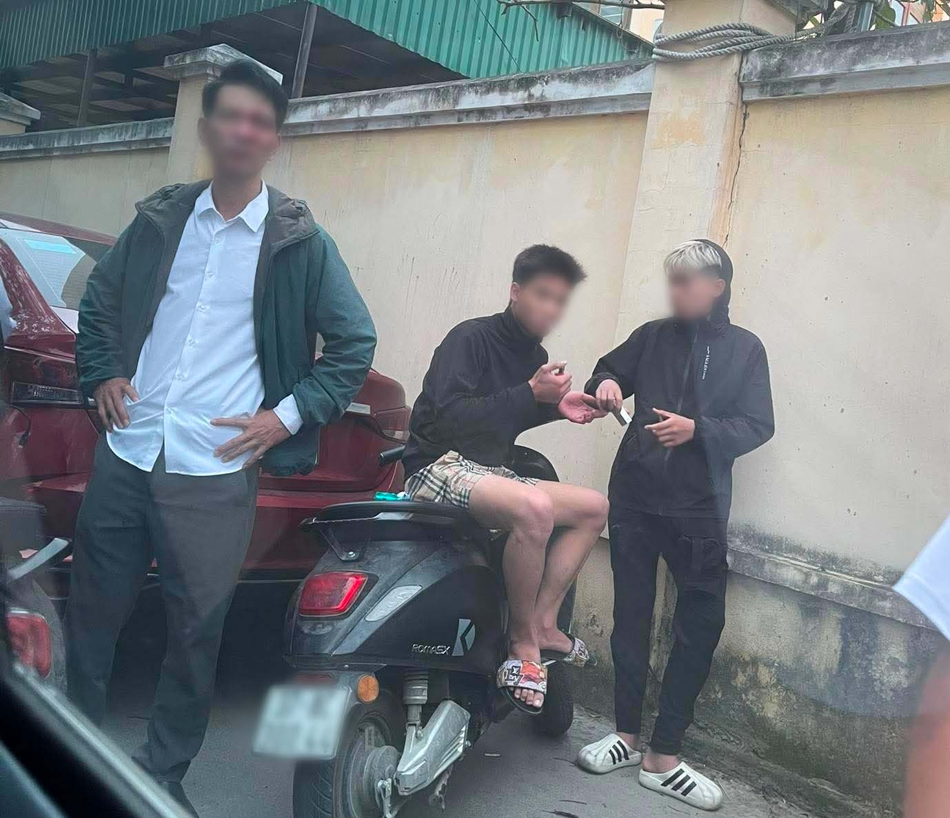 Bức ảnh được chia sẻ trên mạng xã hội liên quan đến vụ xô xát với phụ huynh nữ sinh tại phường Thành Vinh. Ảnh: Hải Dương