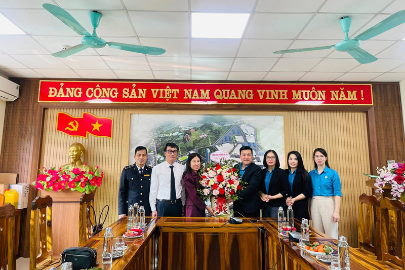 Công đoàn phường Lào Cai thường xuyên làm việc, nắm tình hình các công đoàn cơ sở. Ảnh: Đinh Đại