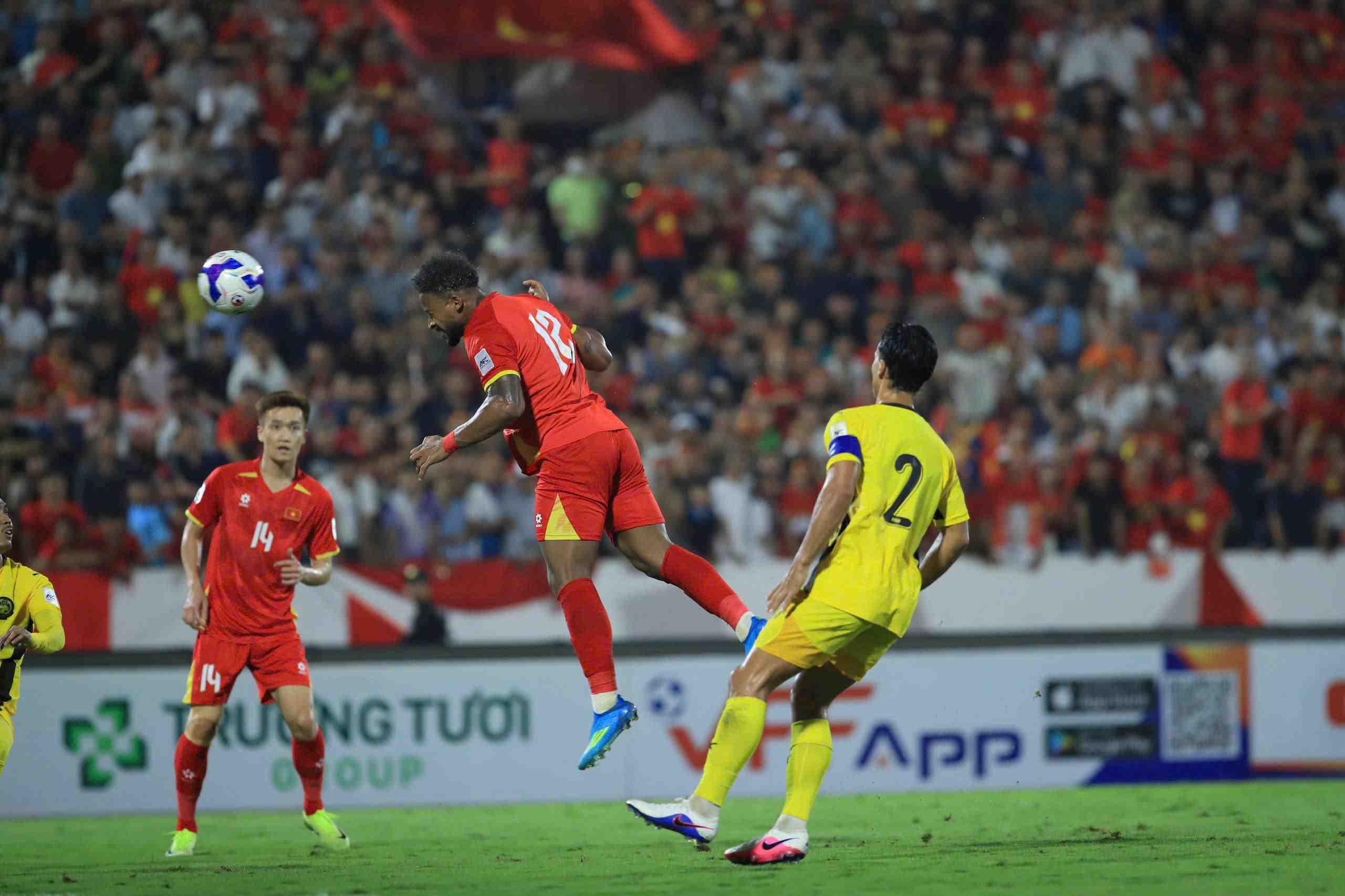 Pha không chiến ấn tượng của Xuân Son khiến hàng thủ Malaysia vất vả chống đỡ.