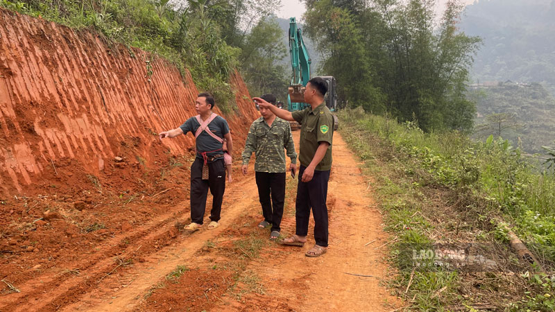 Việc người dân ủng hộ hiến đất sẽ góp phần mở ra con đường bê tông mới khang trang hơn. Ảnh: Đinh Đại