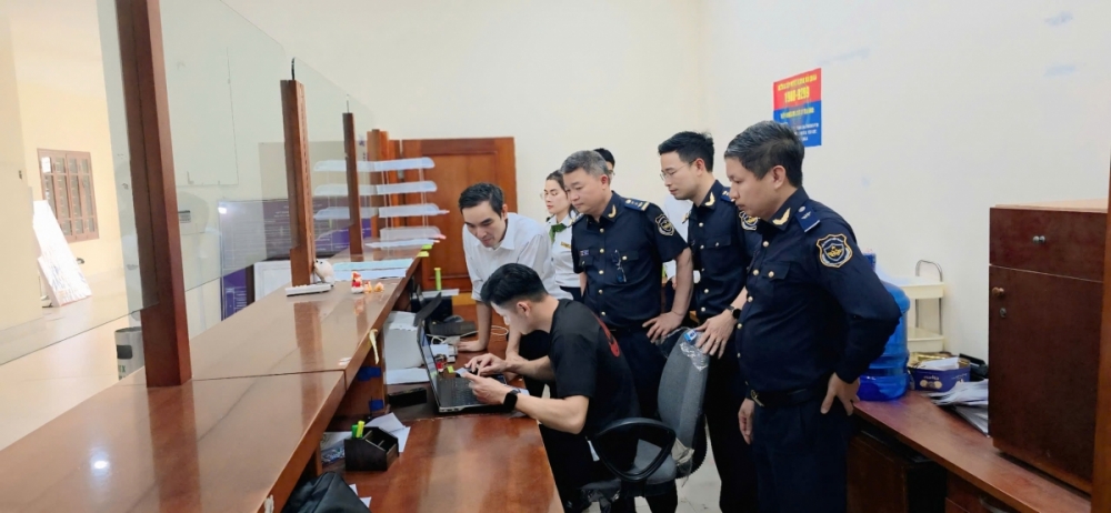 Hải quan khu vực VI cùng với doanh nghiệp rà soát hệ thống để triển khai Phần mềm quản lý phương tiện xuất nhập cảnh.