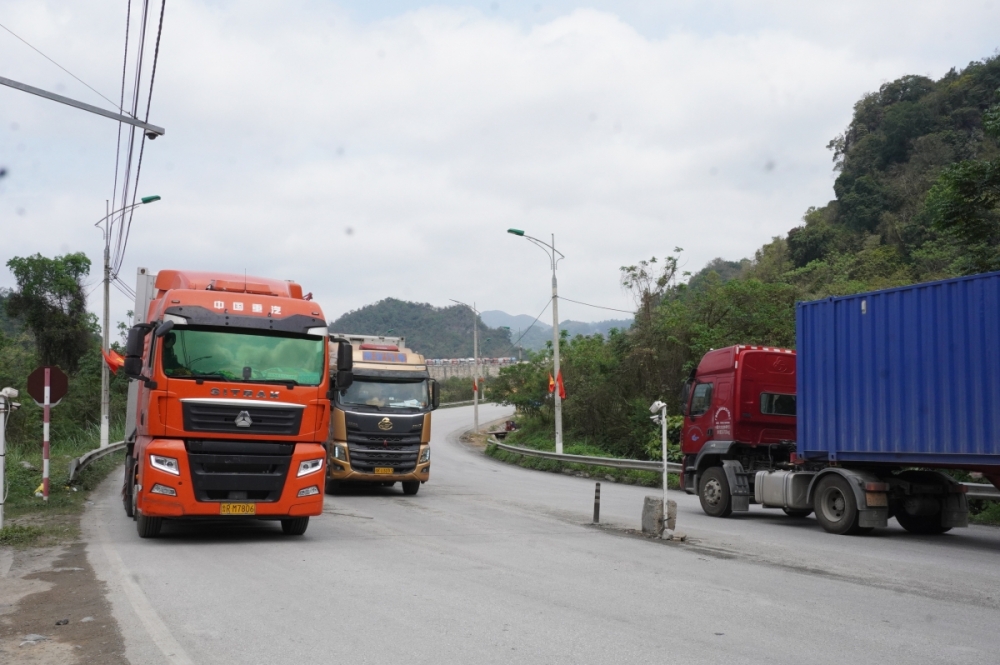 Hàng hóa thông quan tại cửa khẩu Tân Thanh. Ảnh: H.Nụ