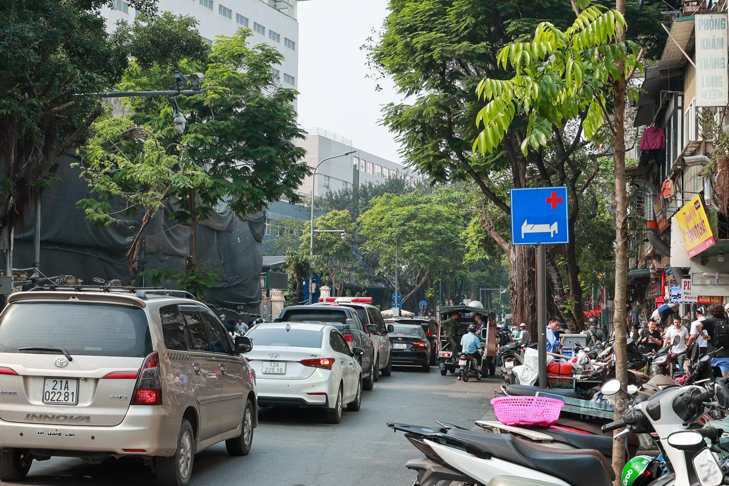 Nơi đây tập trung 3 bệnh viện tuyến cuối hàng đầu gồm bệnh viện Hữu nghị Việt Đức (quy mô 1.500 giường), bệnh viện Phụ sản Trung ương (trên 1.000 giường) và bệnh viện Răng Hàm Mặt Trung ương.