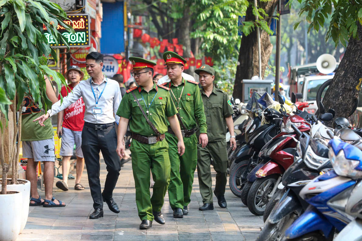 Hàng ngày, các lực lượng cảnh sát giao thông, trật tự bám sát địa bàn, tuần tra liên tục 24/24h. Mọi phương tiện dừng đỗ sai quy định, gây cản trở giao thông tĩnh đều bị nhắc nhở và xử lý nghiêm, không có trường hợp ngoại lệ.