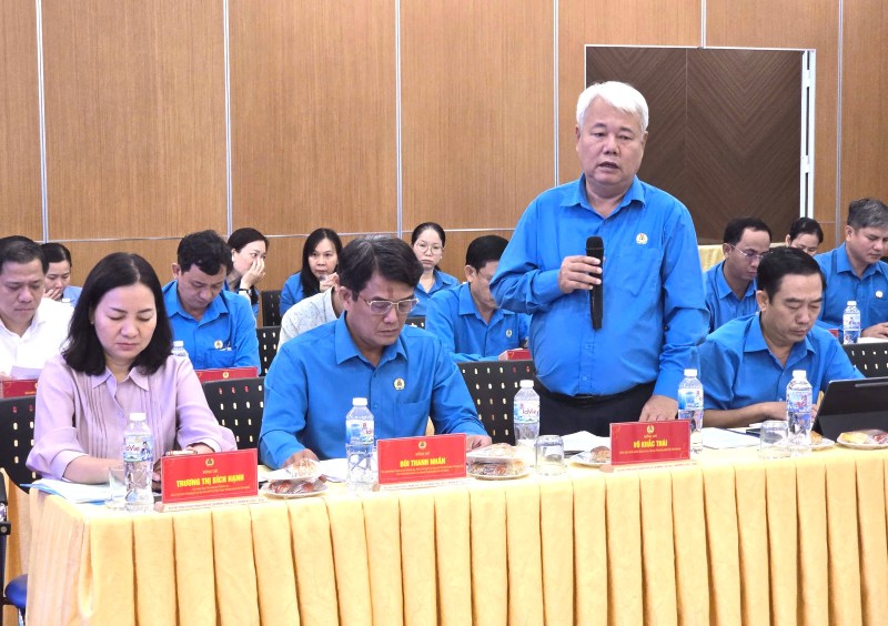 Ông Võ Khắc Thái - Phó Chủ tịch Thường trực LĐLĐ TPHCM - báo cáo với đoàn công tác của Tổng LĐLĐ Việt Nam. Ảnh: Nam Dương