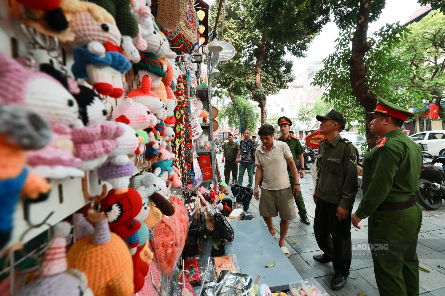 Trao đổi với phóng viên báo Lao Động, Thượng tá Nguyễn Quang Hội, Trưởng Công an phường Hoàn Kiếm chia sẻ: “Thực hiện chỉ đạo của Thành ủy, UBND và lãnh đạo Công thành phố Hà Nội về việc tăng cường bảo đảm trật tự đô thị, trật tự an toàn giao thông và xây dựng nếp sống văn minh, chúng tôi đã từng bước xử lý những “điểm nghẽn” trên địa bàn, trả lại không gian đô thị sạch, đẹp, văn minh“.