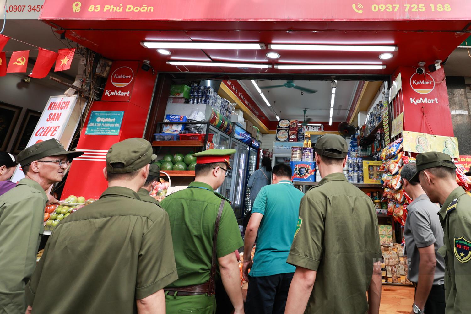 Xác định đây là điểm nóng trọng điểm, công an phường Hoàn Kiếm phối hợp với các lực lượng chức năng đồng loạt ra quân.