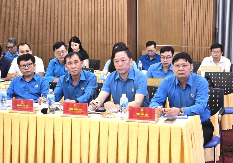 Lãnh đạo Tổng Liên đoàn Lao động Việt Nam tham dự buổi làm việc. Ảnh: Nam Dương