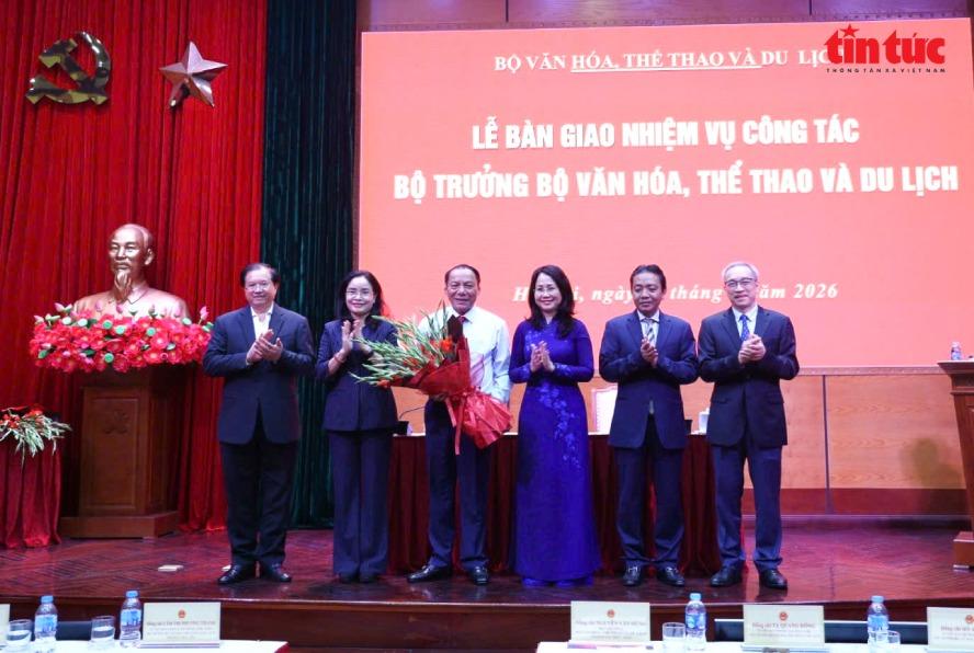 Bộ trưởng Lâm Thị Phương Thanh chụp ảnh cùng nguyên Bộ trưởng Nguyễn Văn Hùng và các đồng chí Thứ trưởng Bộ Văn hoá, Thể thao và Du lịch.