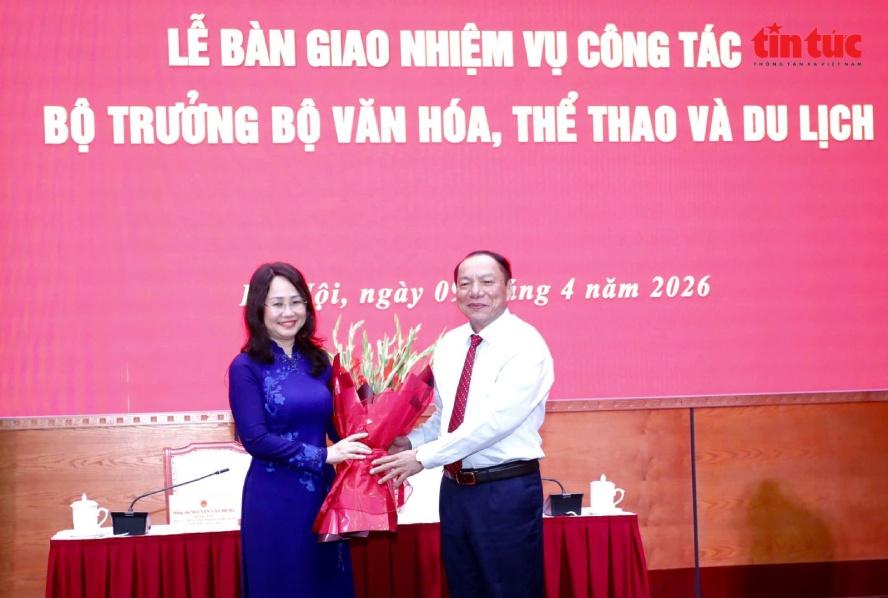 Bộ trưởng Bộ Văn hóa, Thể thao và Du lịch Lâm Thị Phương Thanh tặng hoa chúc mừng nguyên Bộ trưởng Bộ Văn hoá, Thể thao và Du lịch Nguyễn Văn Hùng.