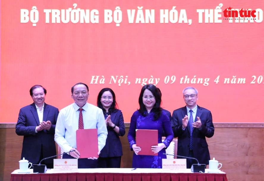 Bộ trưởng Bộ Văn hóa, Thể thao và Du lịch Lâm Thị Phương Thanh và nguyên Bộ trưởng Bộ Văn hoá, Thể thao và Du lịch Nguyễn Văn Hùng bàn giao công tác Bộ trưởng.
