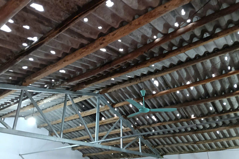 Nhà cửa của người dân bị hư hại do mưa đá. Ảnh: NDCC