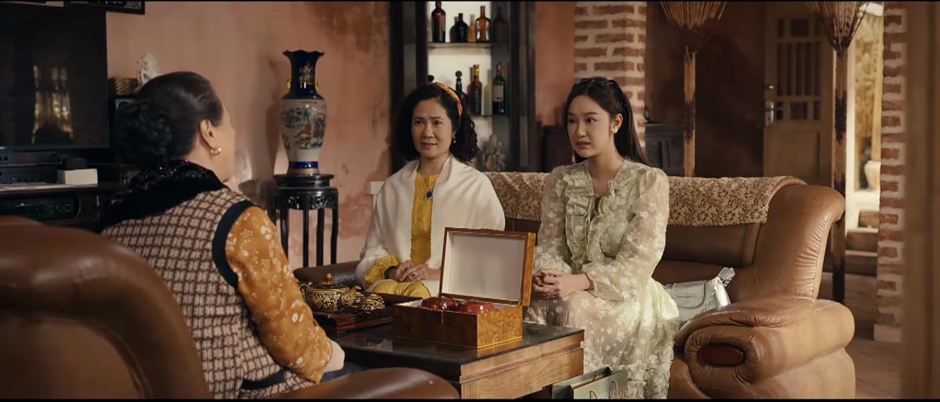 Cụ Chính khó chịu khi bà Diện gán ghép Trung với Hồng trong tập 13 phim “Ngược đường ngược nắng“. Ảnh: VFC.