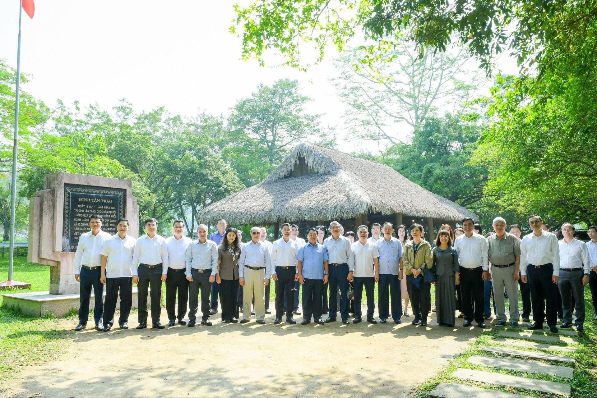 5.5-3-nganh-ngan-hang-tri-an-coi-nguon-tiep-buoc-truyen-thong-75-nam-hao-hung-xay-dung-va-phat-trien.jpg