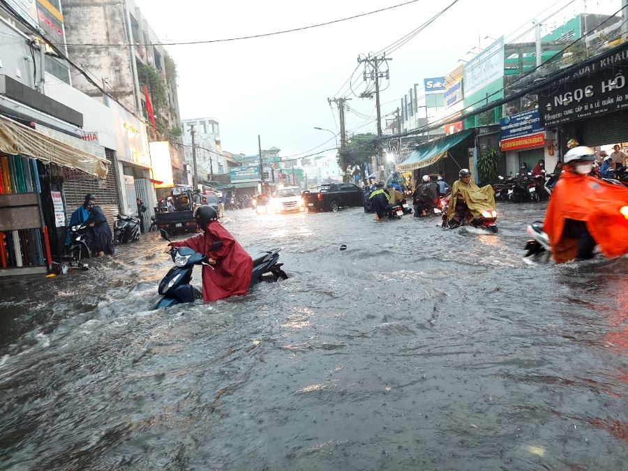 Nhiều tuyến đường gần chợ Thủ Đức có độ dốc nên mưa xuống nước chảy xiết. Ảnh: Minh Quân